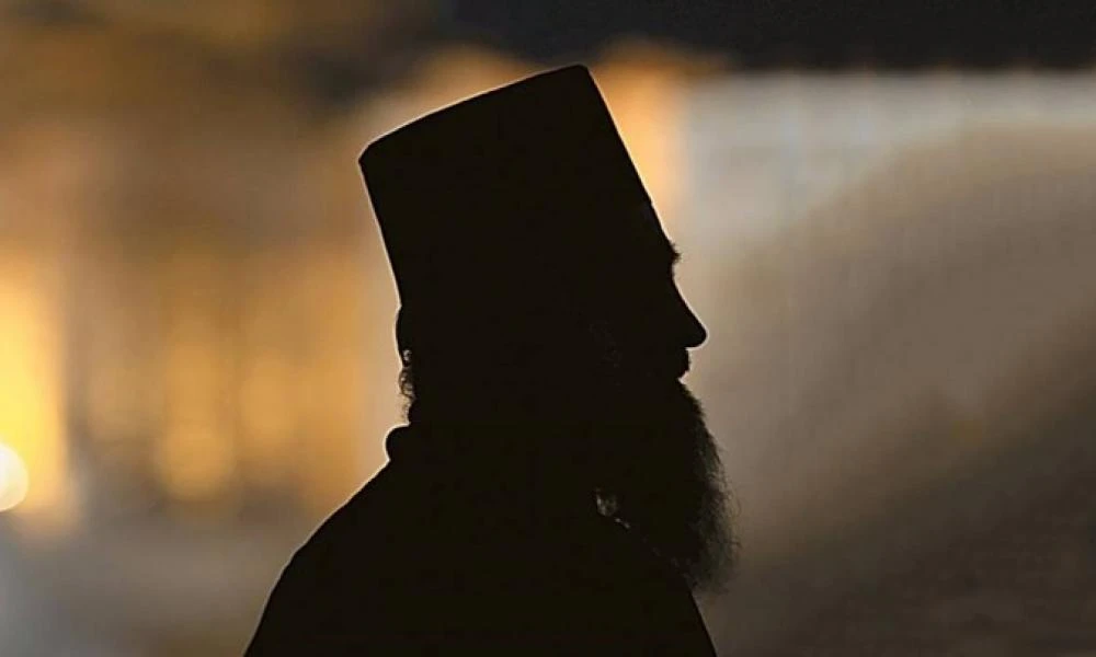 Ιερέας στη Λαμία πάρκαρε σε διάβαση πεζών - Έπιασε από τον λαιμό αστυνομικό που του πήρε τις πινακίδες